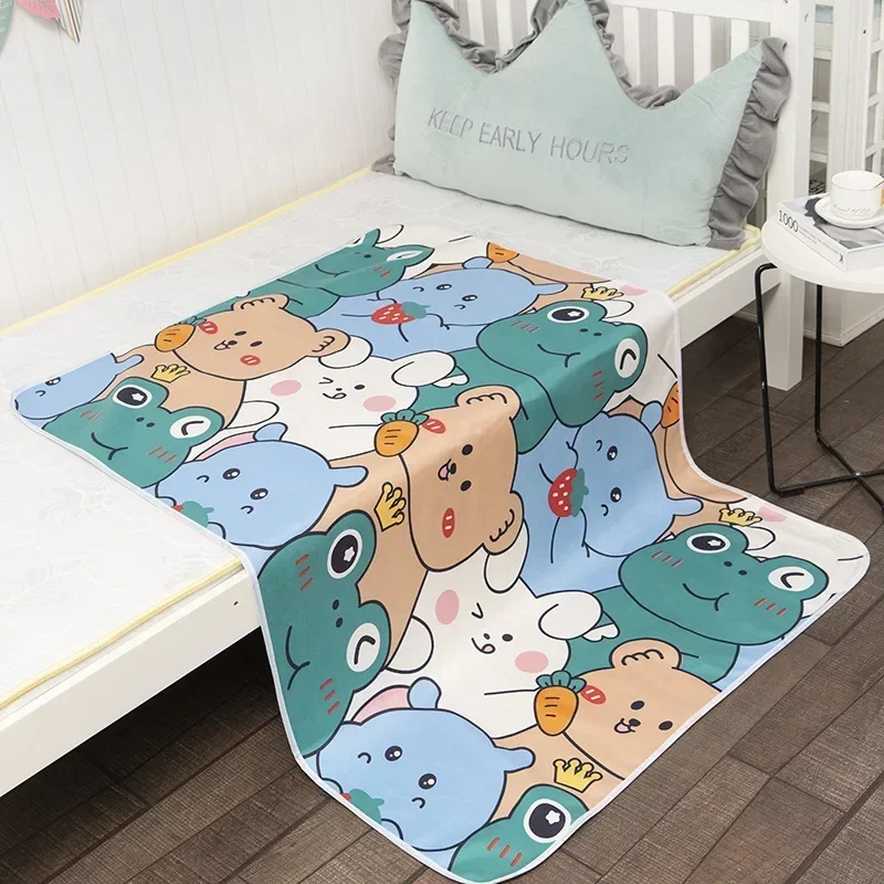 Newborn Cartoon Urine Pad Port - Diaper Changing Mat recension och pris